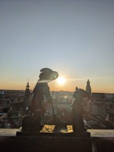 Vista exterior del Puente de las Brujas en Wrocław, un mirador histórico entre las torres de la Iglesia de Santa María Magdalena