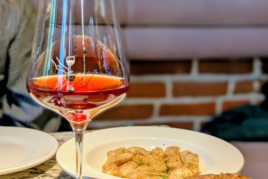 Platos gourmet servidos en un restaurante Bib Gourmand de Wrocław, recomendados por la Guía Michelin